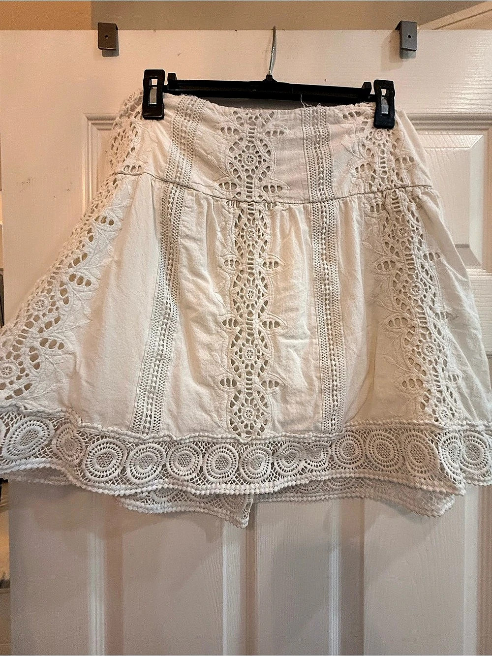 White House Black Market Lace Mini Skirt in White Size 8